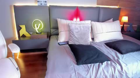 Stone Lee  online show from February 9, 12:41 pm