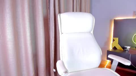 Stone Lee  online show from February 17, 11:02 am