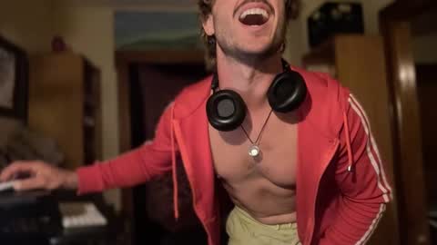 Snapshot of straightishd chatting on October 3, 3:04 am Cowboy Zuhly online show from October 3, 3:04 am