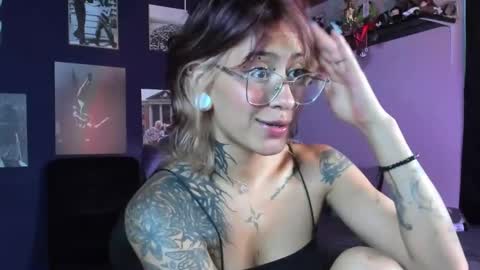 Snapshot of succubus_girl_ chatting on February 26, 3:35 am Alexy online show from February 26, 3:35 am