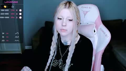 Snapshot of succubus_leslie chatting on October 4, 12:52 am succubus_leslie online show from October 4, 12:52 am