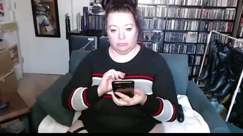 Sweater Queen online show from January 21, 2:59 pm