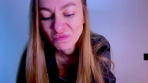 Mia online show from October 15, 11:22 am