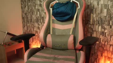 Salom independent model online show from May 15, 11:23 pm