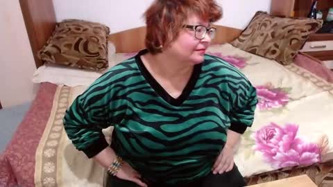 Snapshot of sweetestmilf4you chatting on February 17, 1:11 pm sweetestmilf4you online show from February 17, 1:11 pm