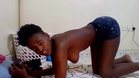 Snapshot of sweety_petite chatting on October 22, 8:17 am sweety_petite online show from October 22, 8:17 am