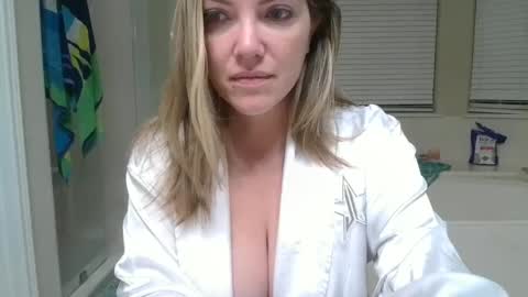 Snapshot of tattedlasirena chatting on October 9, 9:59 am La Sirena online show from October 9, 9:59 am