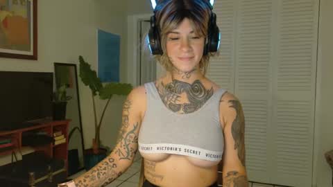 Snapshot of tattooed_natalia chatting on January 17, 2:28 pm Natalia 3 online show from January 17, 2:28 pm