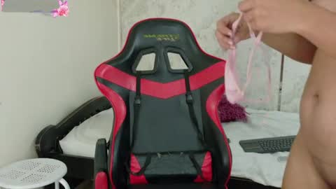 taylor_gil0 online show from May 22, 3:52 pm