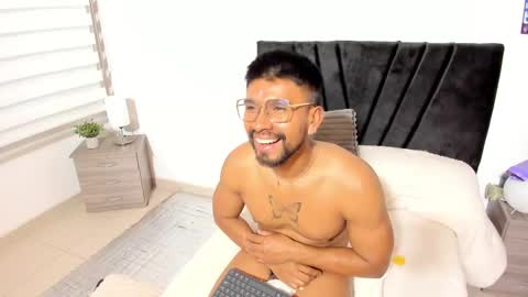 taylormaccurdy_ online show from October 23, 4:19 pm