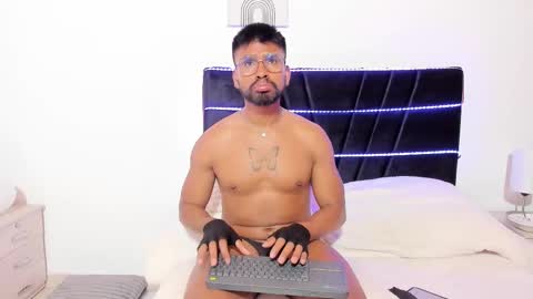 taylormaccurdy_ online show from November 5, 5:15 pm