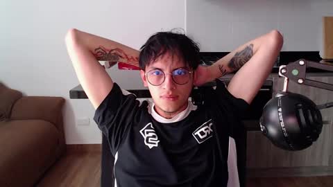 Teo independent model online show from April 15, 3:48 pm