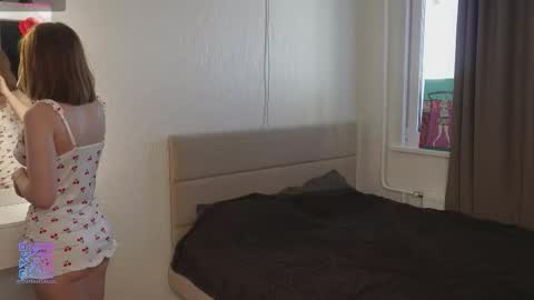 Sarah     online show from February 22, 8:18 am