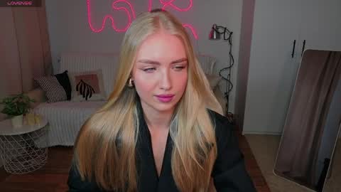 TessaHamilton online show from April 4, 9:49 am