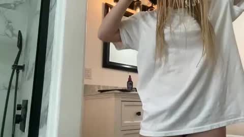 thatoneblondee online show from November 17, 9:17 pm