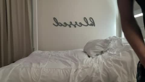 theauroravee online show from March 25, 1:12 am