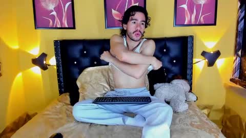 theo_riviera online show from May 20, 1:39 pm