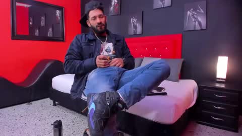 Thia Gomez online show from November 10, 12:30 pm