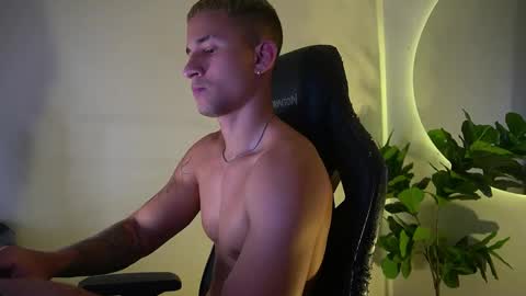 thin_tommy11 online show from April 5, 1:02 am