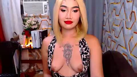 tiarrafoxs online show from May 23, 7:54 pm