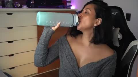 Snapshot of tiny_panther chatting on January 21, 1:18 am Ana Molly online show from January 21, 1:18 am