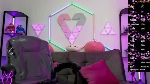 Snapshot of tiny_vixen_ chatting on January 24, 7:49 pm tiny_vixen_ online show from January 24, 7:49 pm