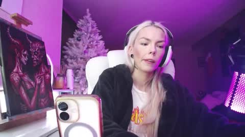 stage Kylie Sinner  brand CLITBAIT online show from December 18, 9:43 pm