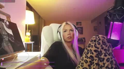 stage Kylie Sinner  brand CLITBAIT online show from May 10, 3:13 am