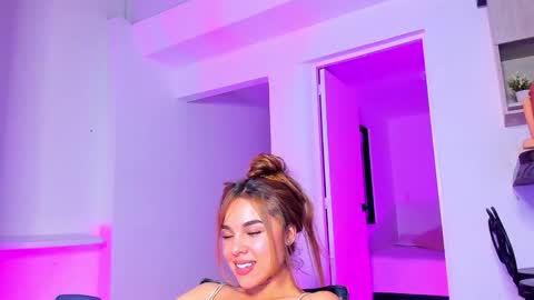 Snapshot of tinyw0nder chatting on January 27, 10:38 pm Instagram  tinyw0nder online show from January 27, 10:38 pm