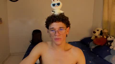 Snapshot of tom_blue10 chatting on October 22, 3:35 pm Tom Blue online show from October 22, 3:35 pm