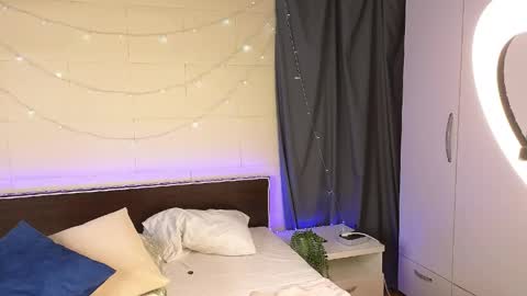 Max online show from April 18, 7:07 pm