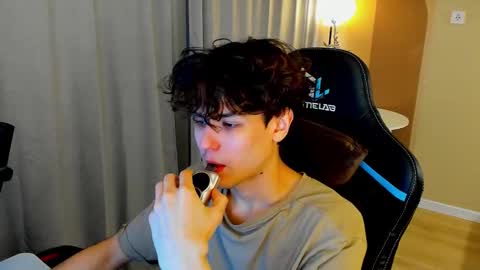 travisrivas online show from February 5, 12:58 am