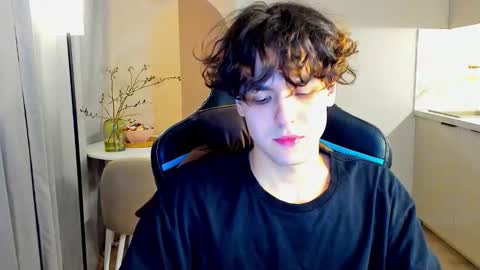 travisrivas online show from March 16, 1:42 am