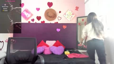 Treisy online show from March 2, 12:34 pm