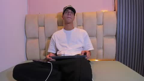 tyler_noir online show from June 30, 2:11 am