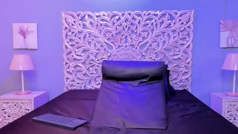 tynacute_ online show from April 8, 11:35 am