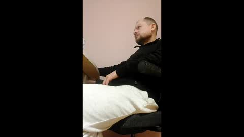 uoiuytr online show from January 5, 7:06 pm