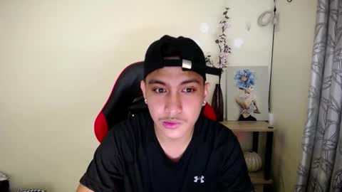 Snapshot of urcuteguy_jhonx chatting on October 21, 4:43 pm Dannie online show from October 21, 4:43 pm
