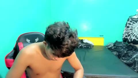 urhot_jeremyxx online show from June 15, 3:42 am