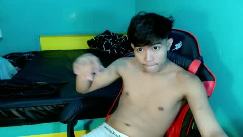 urhot_jeremyxx online show from June 1, 7:48 pm