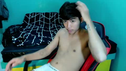 urhot_jeremyxx online show from May 20, 5:15 am