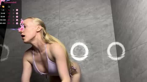 ElizabethLizy online show from November 6, 6:00 pm