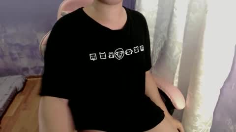 urwildslutty17 online show from November 13, 5:21 am