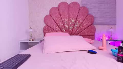 Vaiolet colls online show from June 19, 11:49 am