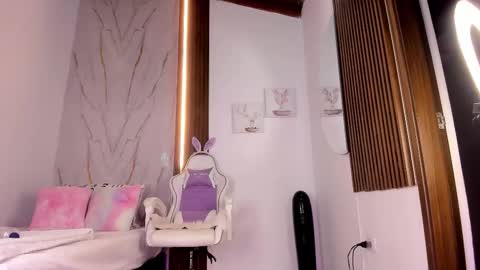 Vallolet Peach  online show from November 27, 11:40 am