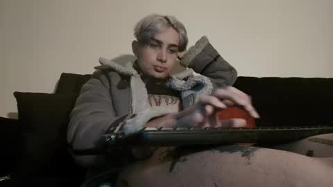 david guzman i model independenthelp me with a thumbs up online show from March 8, 4:23 am