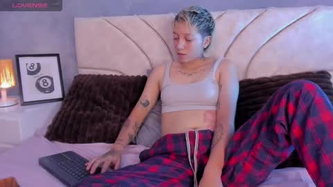 vane_grey online show from May 28, 8:07 pm