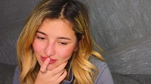 vanessalovesu_ online show from December 2, 6:38 pm