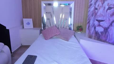 vanessascott_ online show from February 7, 7:11 am