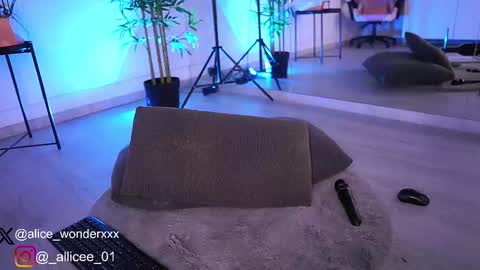 Vanessa Simon online show from March 8, 1:14 pm